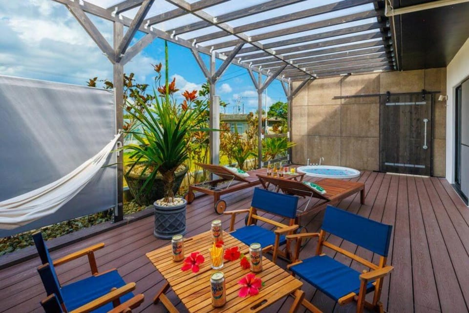 テラスでBBQ&サウナ&ジャグジー付き 築浅おしゃれな貸別荘 最大16名宿泊可能 Cottage Uruma Villa in Okinawa Prefecture