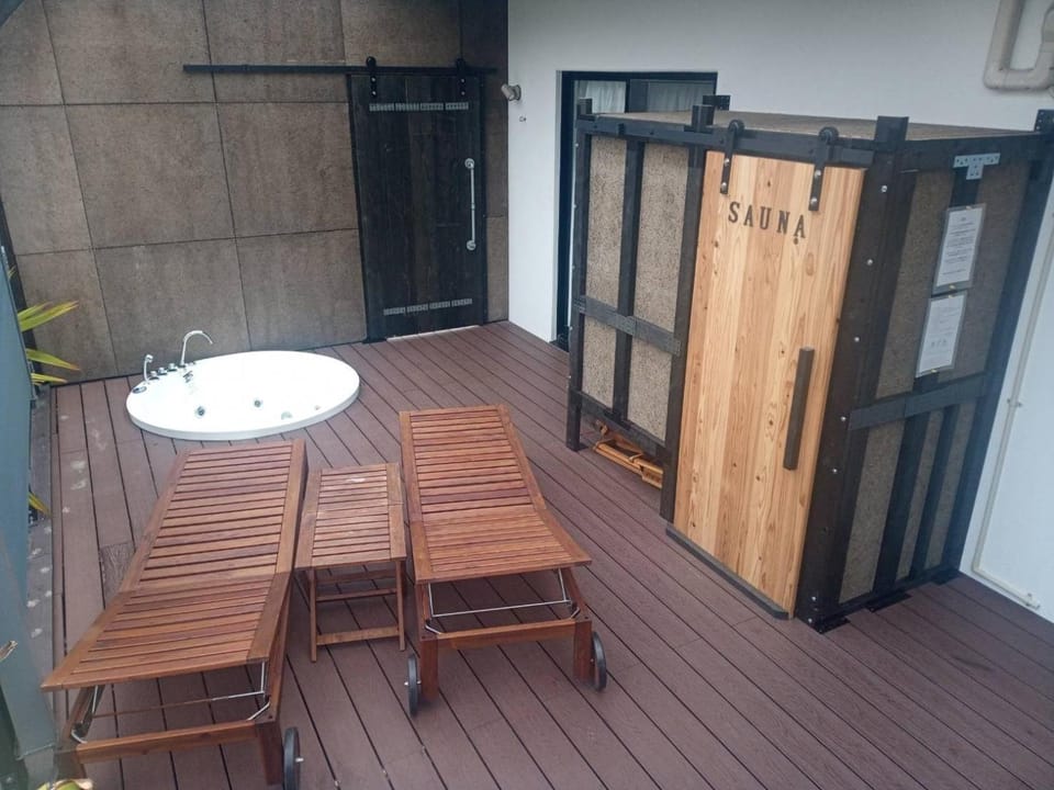 テラスでBBQ&サウナ&ジャグジー付き 築浅おしゃれな貸別荘 最大16名宿泊可能 Cottage Uruma Villa in Okinawa Prefecture