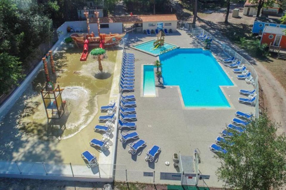 Mobilhome 4/6 personnes proche La Palmyre, Royan Campground/ 
RV Resort in Nouvelle-Aquitaine