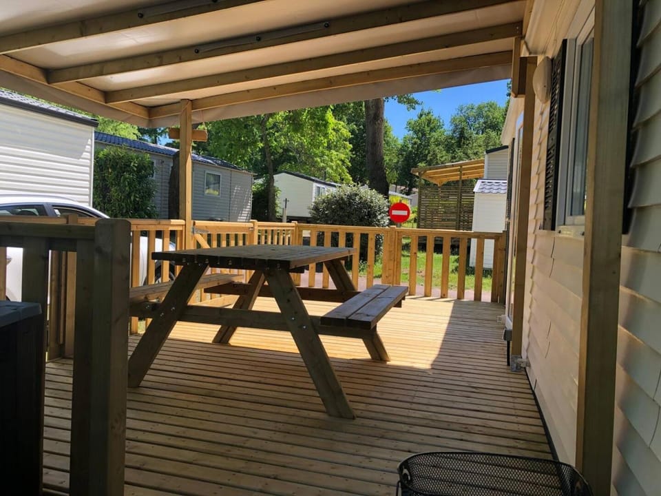 Mobilhome 4/6 personnes proche La Palmyre, Royan Campground/ 
RV Resort in Nouvelle-Aquitaine
