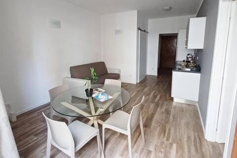 Kitchen or kitchenette, Living room, Seating area, Dining area