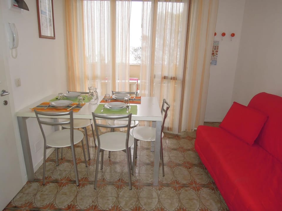 Communal lounge/ TV room, Dining area