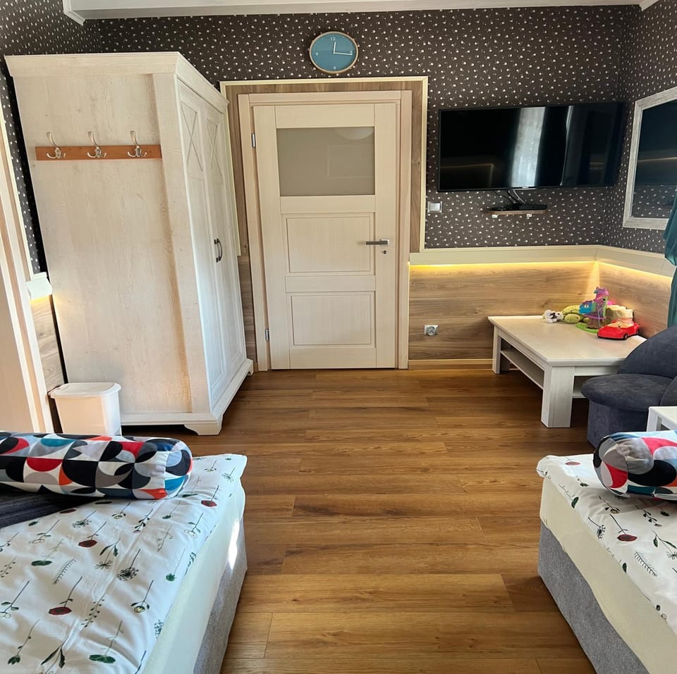 Photo of the whole room, Bedroom, wardrobe