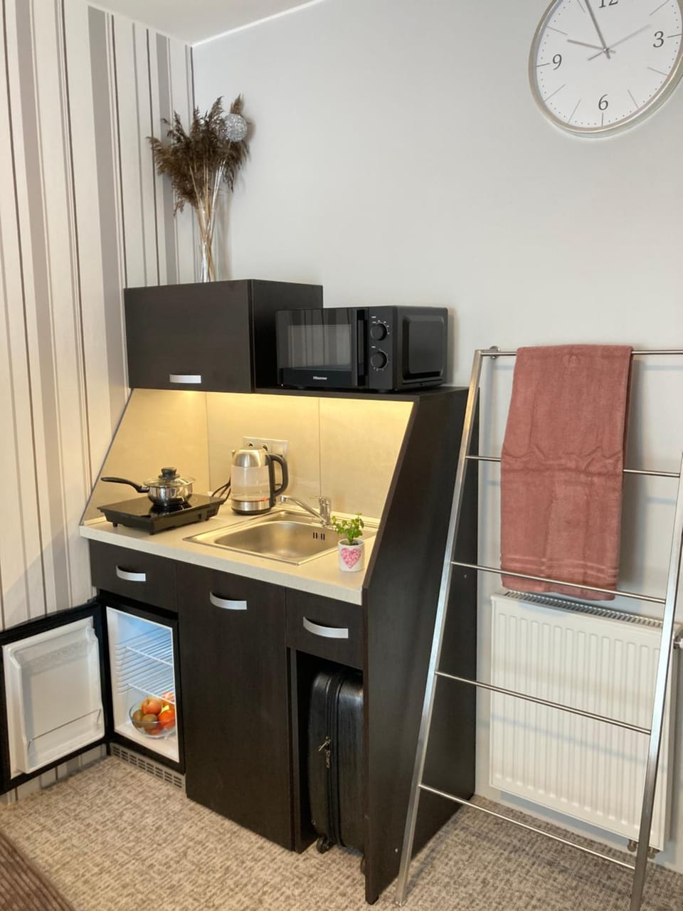 Kitchen or kitchenette, minibar, oven
