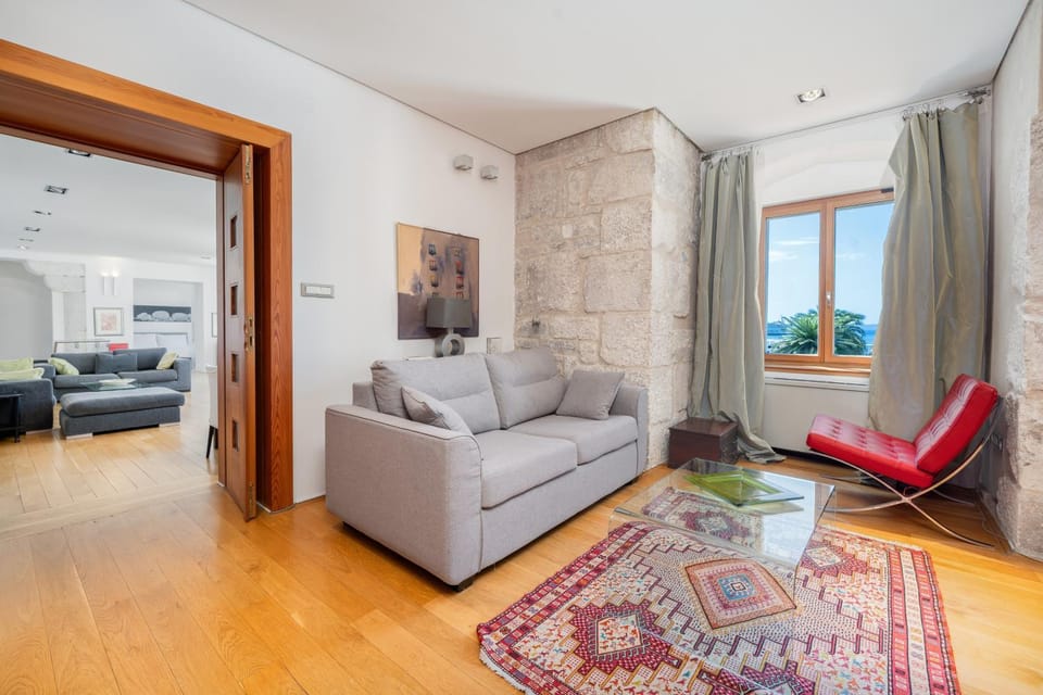 Bed, Living room, Photo of the whole room, Seating area