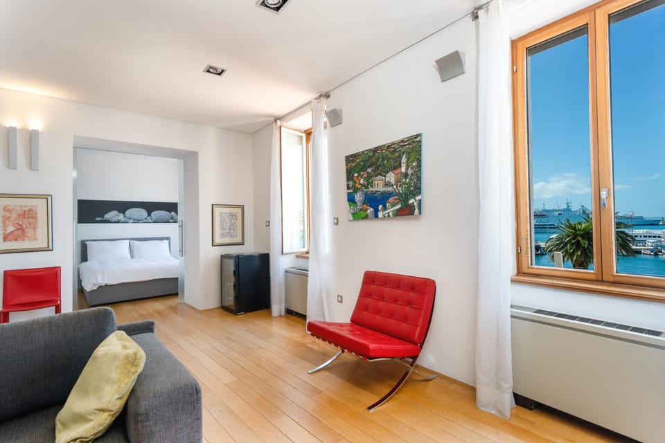 Bed, Living room, Photo of the whole room, Seating area, Bedroom, Sea view, air conditioner