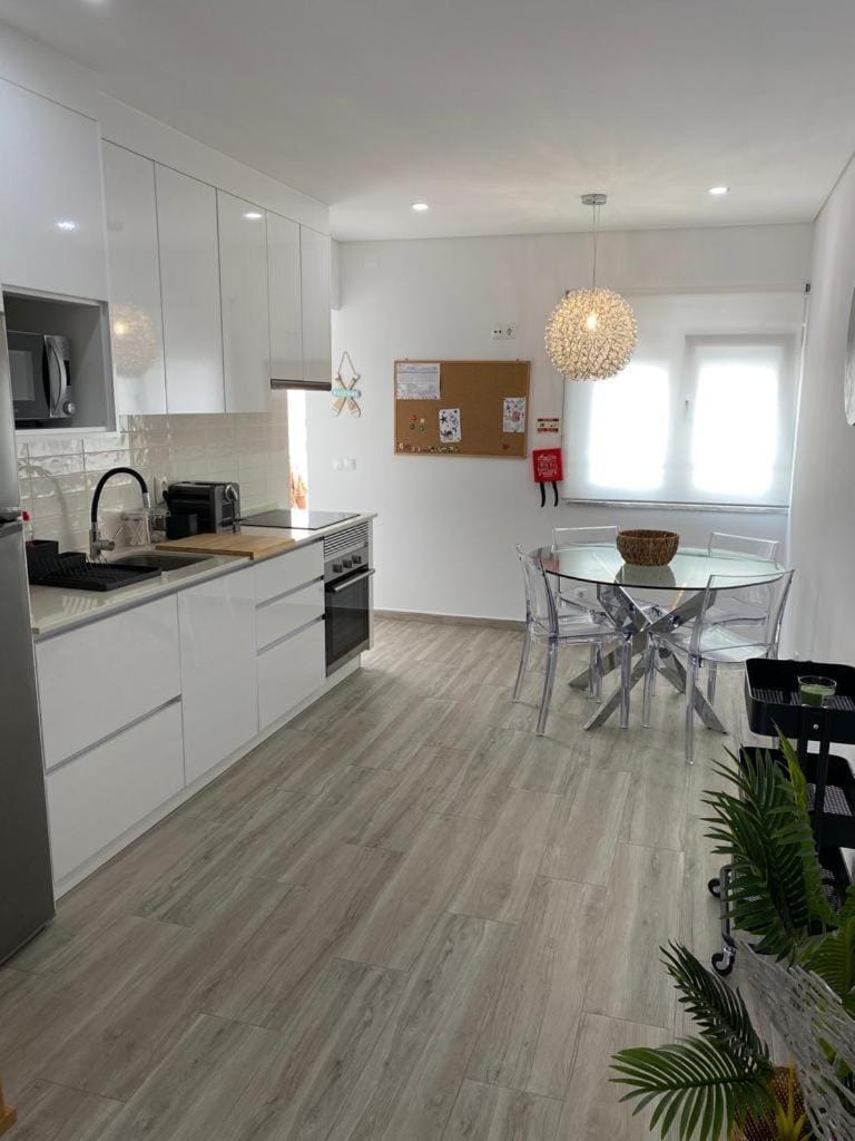 Coffee/tea facilities, Kitchen or kitchenette, Dining area, oven, stove, toaster