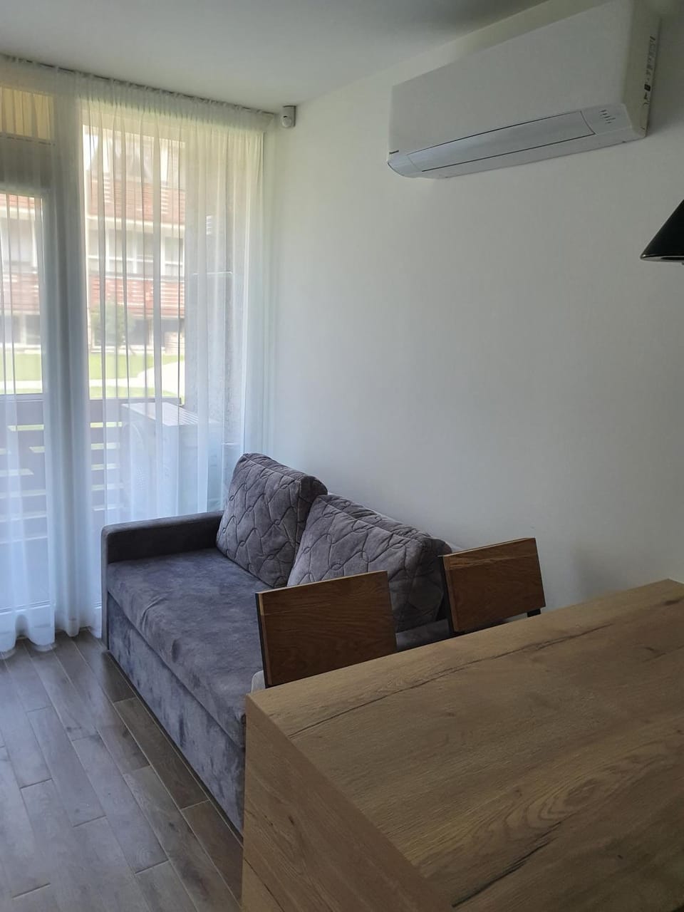 Bed, Living room, Seating area, air conditioner