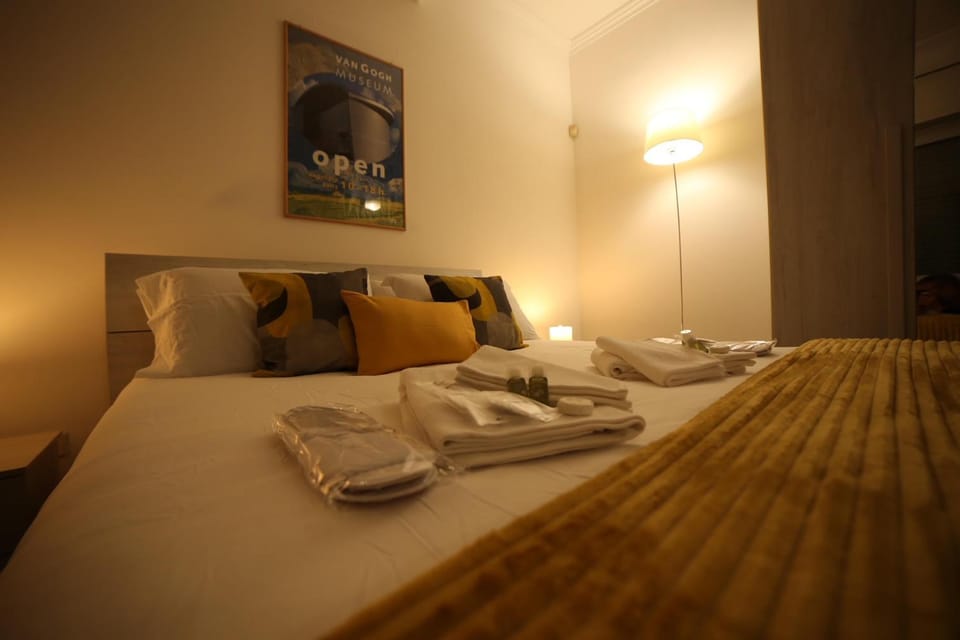 Bed, towels