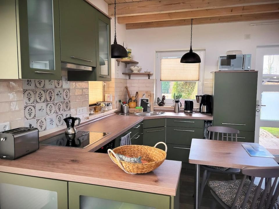 Coffee/tea facilities, Kitchen or kitchenette, stove, toaster