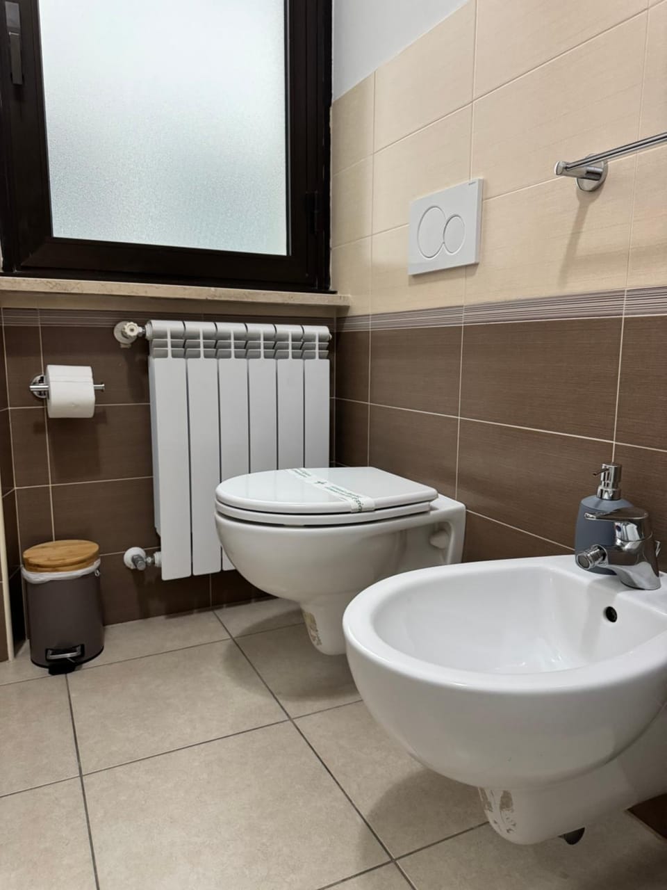 Toilet, bidet