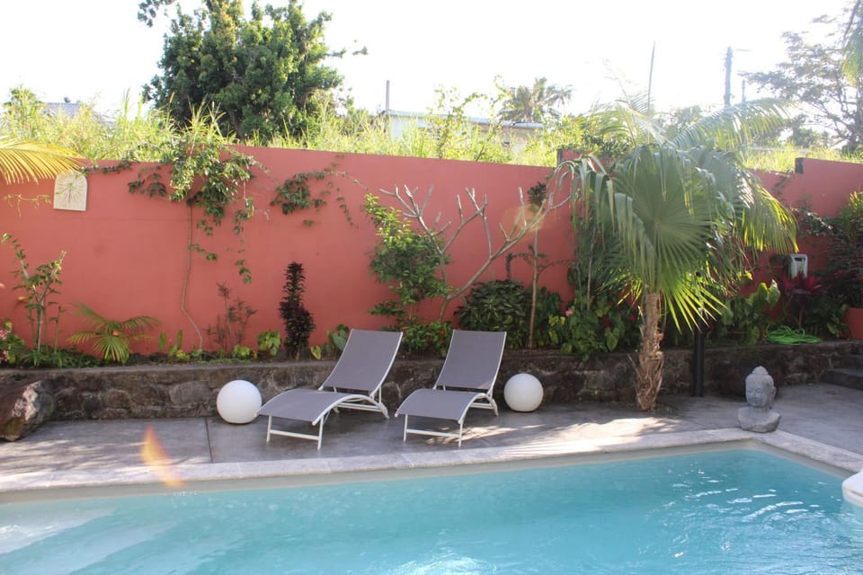 LE RUBINJO Case fleurie Apartment in Réunion