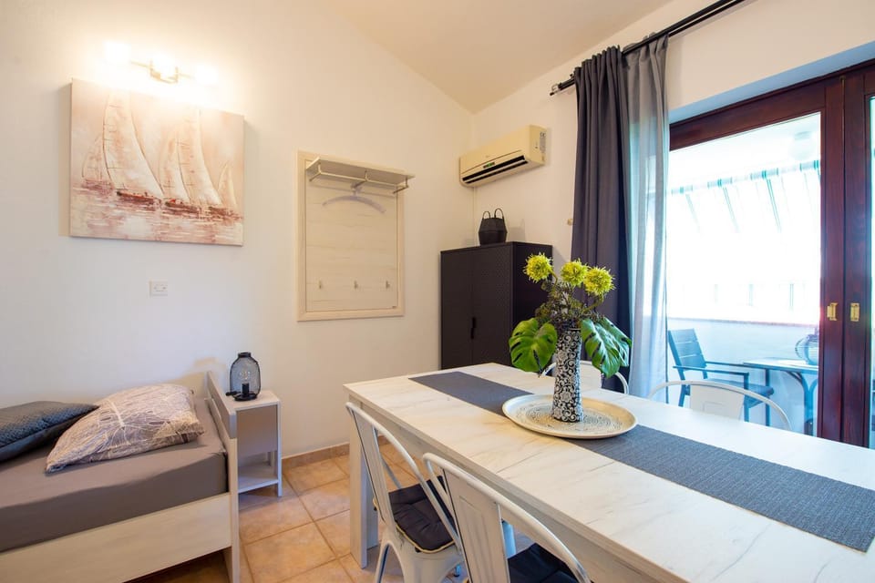 Bed, Living room, Seating area, Dining area