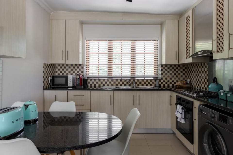 Coffee/tea facilities, Kitchen or kitchenette, stove, toaster, washing machine