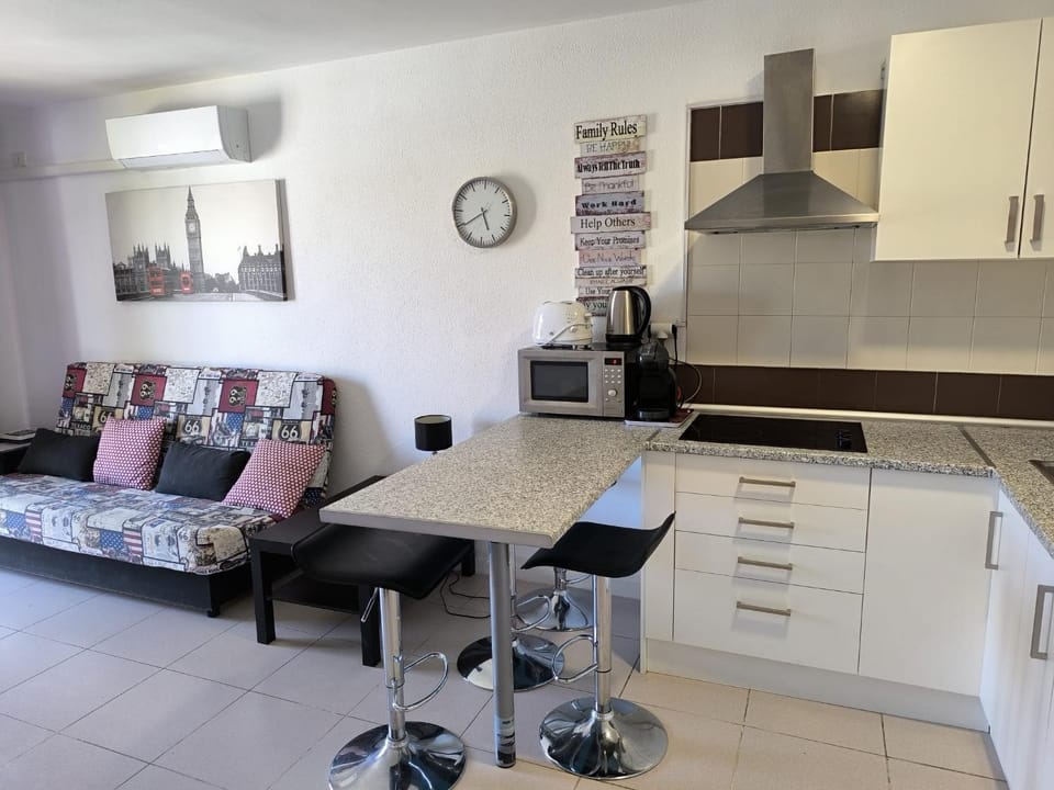 Kitchen or kitchenette, Dining area, stove