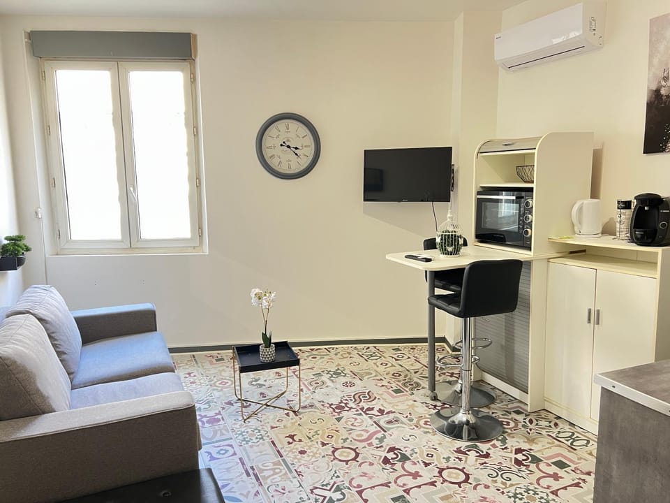 TV and multimedia, Kitchen or kitchenette, Living room, Seating area, minibar, air conditioner
