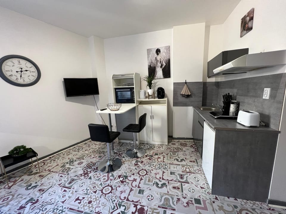 TV and multimedia, Coffee/tea facilities, Kitchen or kitchenette, Dining area, minibar, toaster