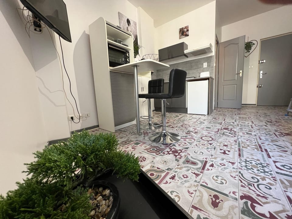 Kitchen or kitchenette, minibar