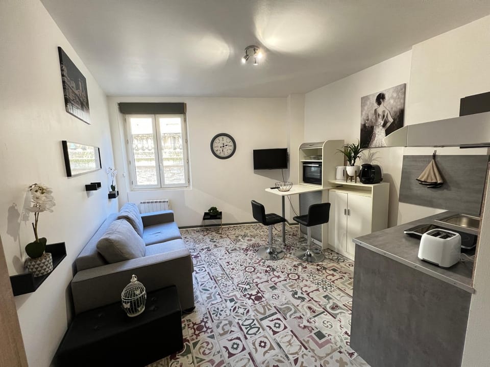 TV and multimedia, Coffee/tea facilities, Kitchen or kitchenette, Living room, Seating area, minibar, toaster