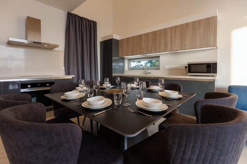 Kitchen or kitchenette, Dining area, microwave, minibar
