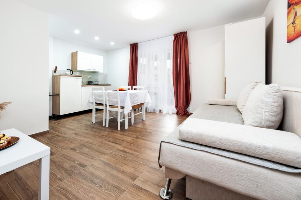 Kitchen or kitchenette, Living room, Seating area, Dining area