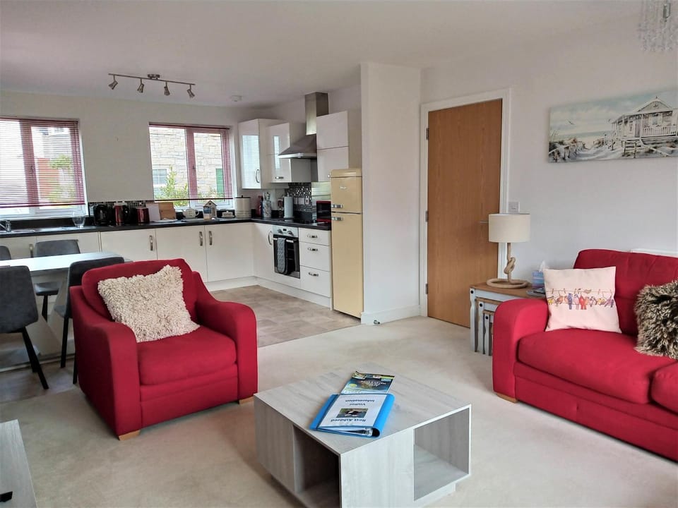 Stunning Apartment, balconies, private beach, coast path Apartment in England
