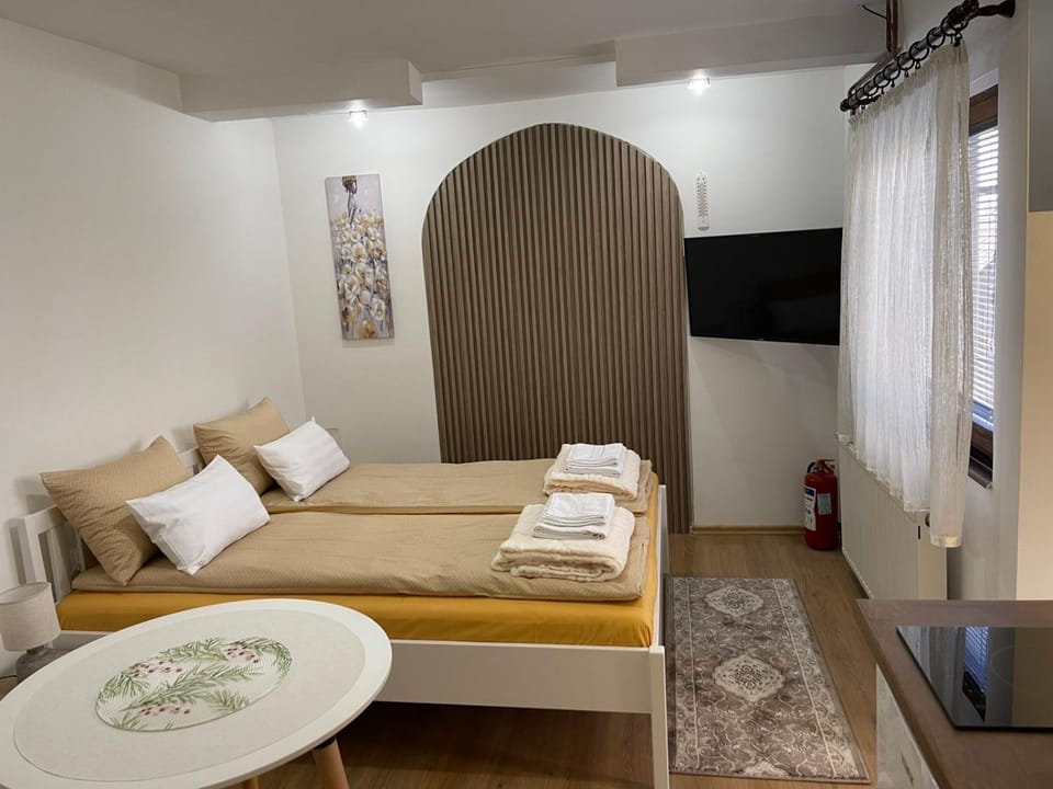 Bed, TV and multimedia, Photo of the whole room, Seating area, Bedroom, towels