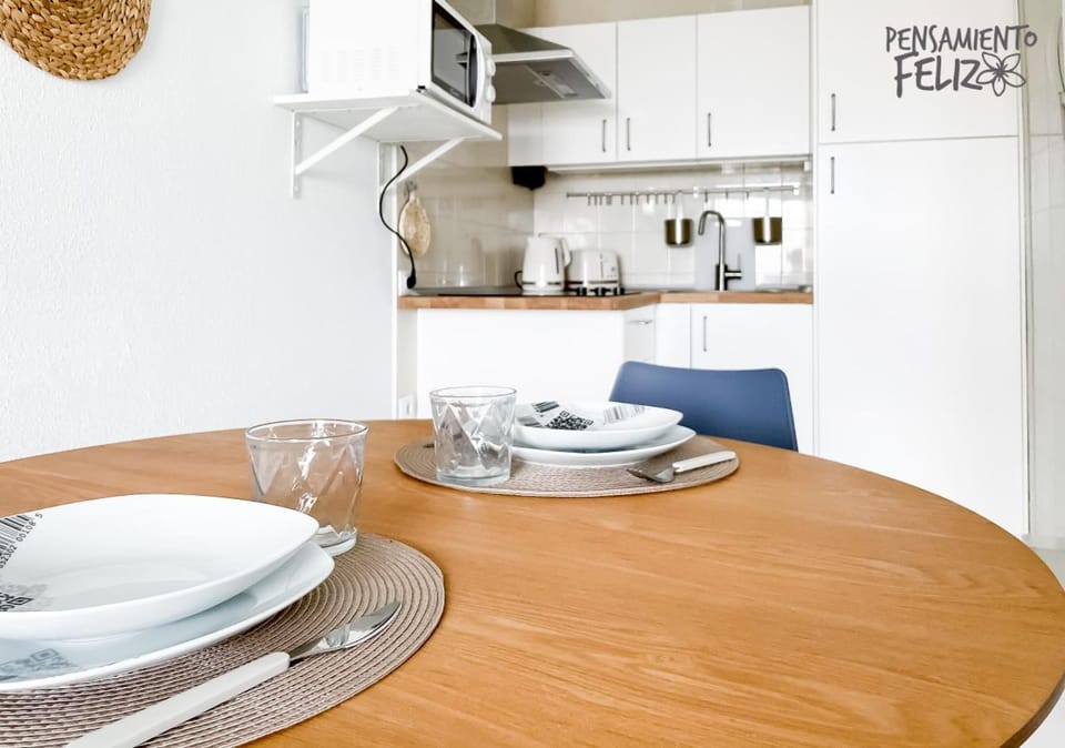 Coffee/tea facilities, Kitchen or kitchenette, Dining area