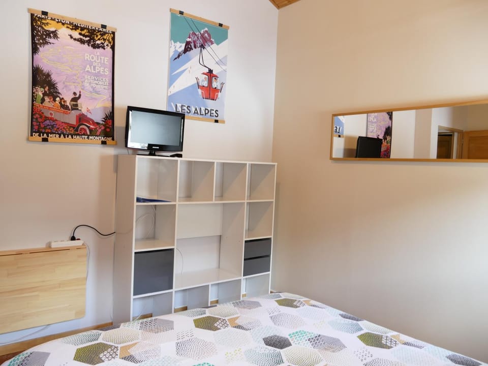 TV and multimedia, Photo of the whole room, Bedroom