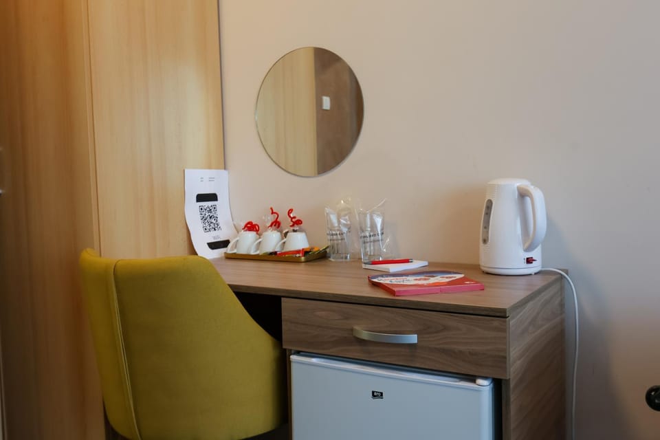 Coffee/tea facilities, oven