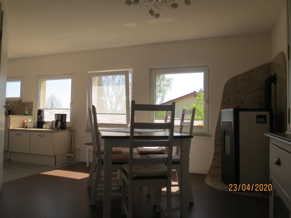 Kitchen or kitchenette, Dining area, minibar, pet friendly