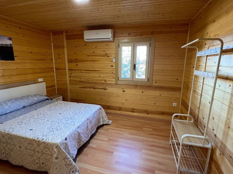 Bed, Photo of the whole room, Bedroom, air conditioner