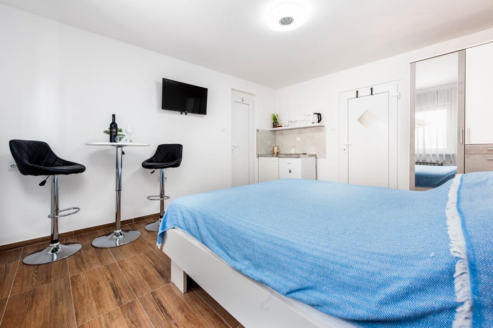 Bed, Kitchen or kitchenette, Seating area, Bedroom