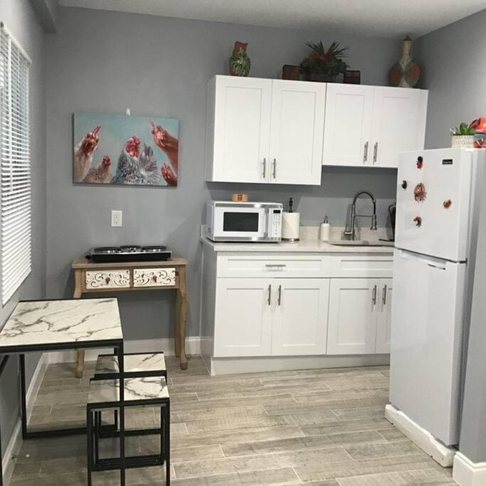 Redone Private Guesthouse Suite with Community Pool House in Kissimmee