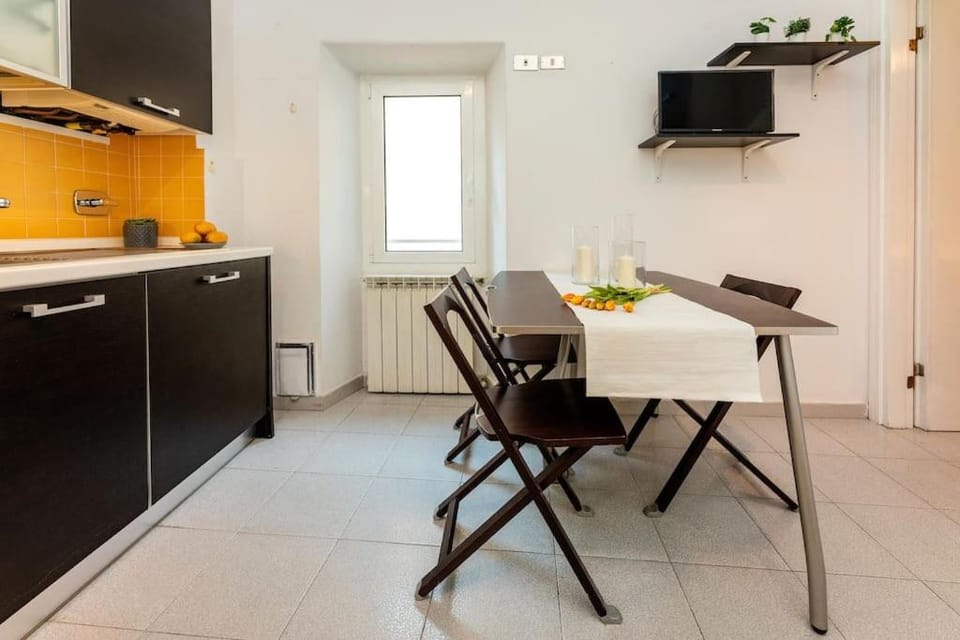 Kitchen or kitchenette, Dining area, stove