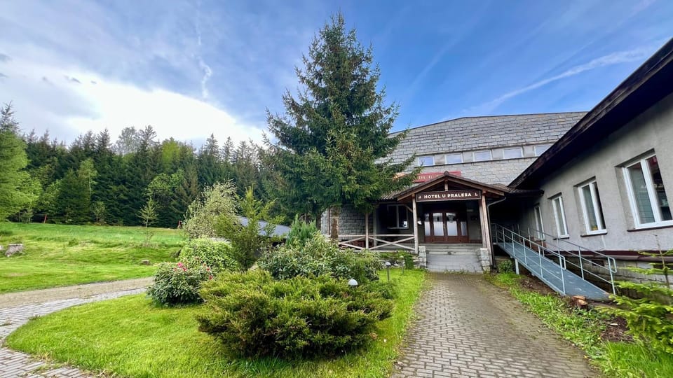 Property building, Facade/entrance, Spring, Natural landscape, Area and facilities, Parking