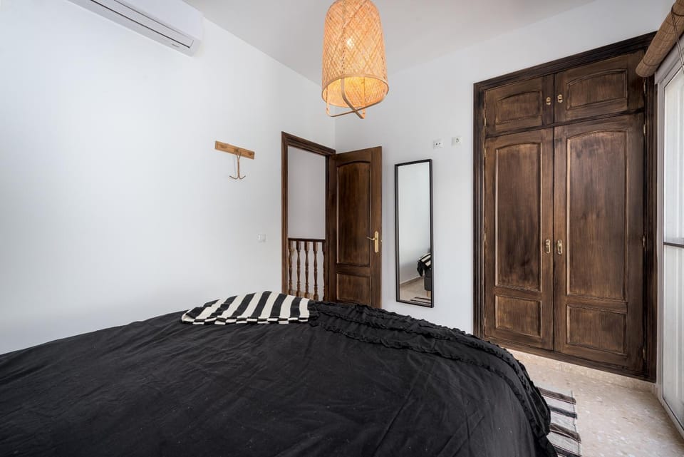 Photo of the whole room, Bedroom