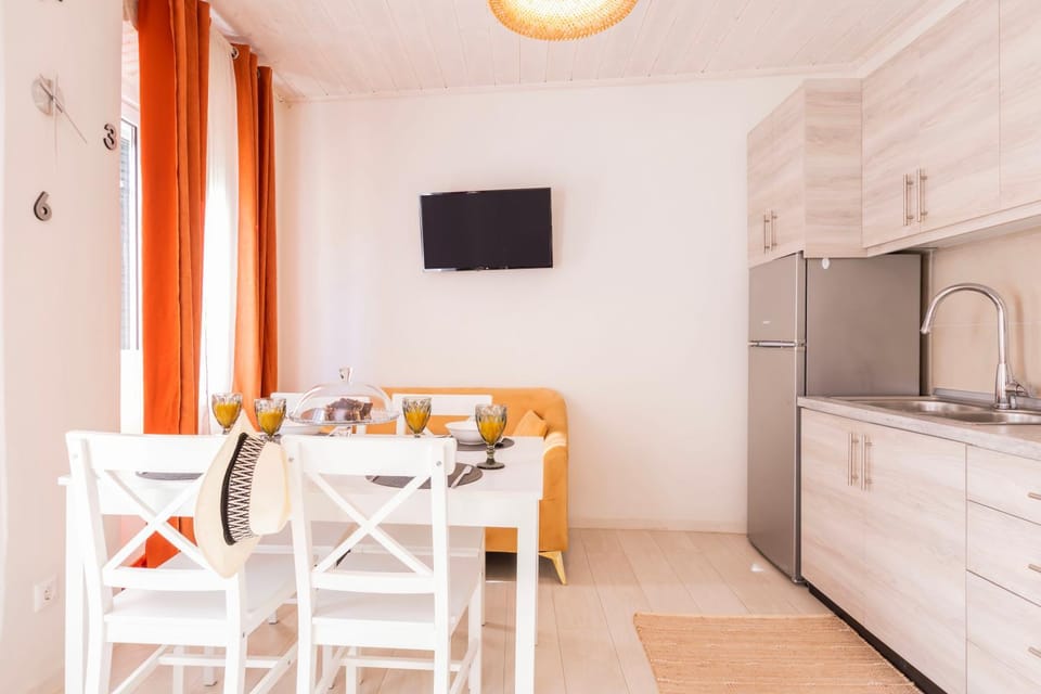 Dining area, kitchen