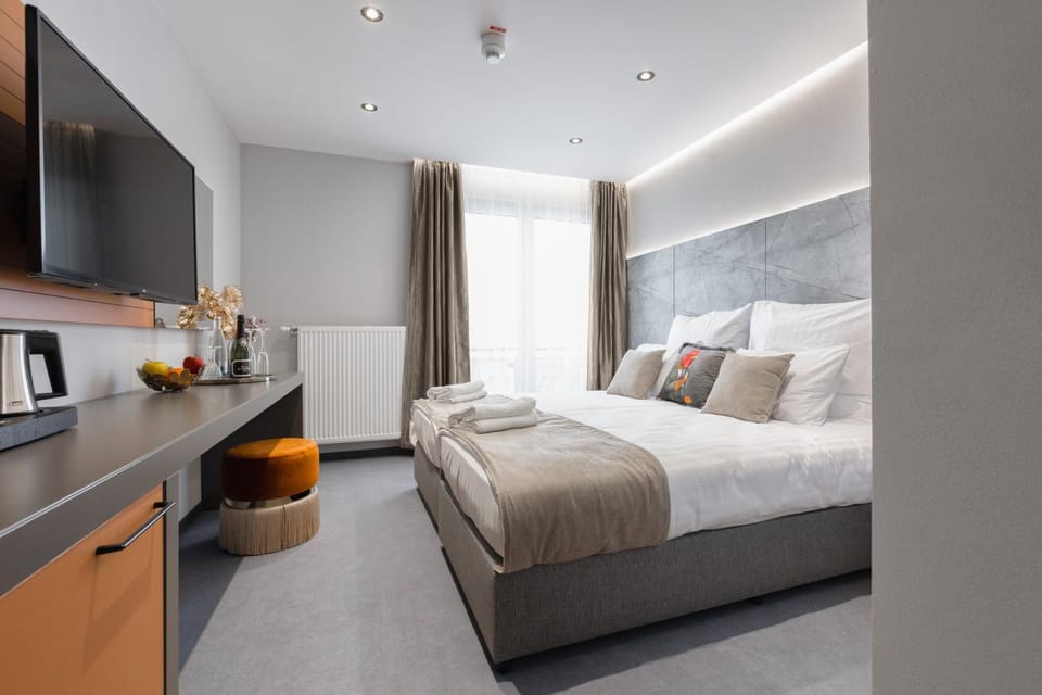 TV and multimedia, Coffee/tea facilities, Photo of the whole room, Bedroom, oven