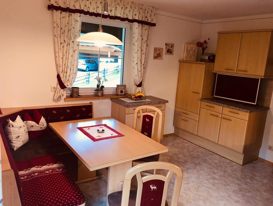 TV and multimedia, Seating area, Dining area