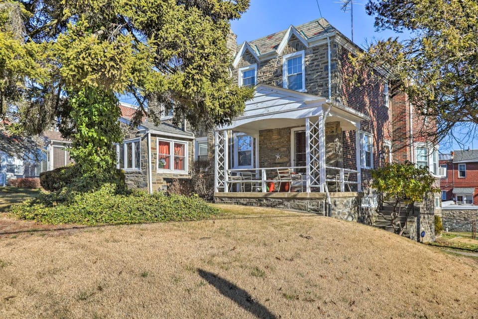 Townhome w/ Porch, 7 Mi to Lincoln Financial Field House in Philadelphia