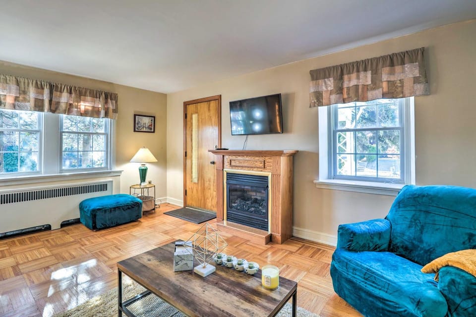 Townhome w/ Porch, 7 Mi to Lincoln Financial Field House in Philadelphia
