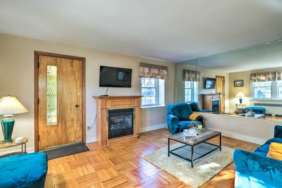 Townhome w/ Porch, 7 Mi to Lincoln Financial Field House in Philadelphia