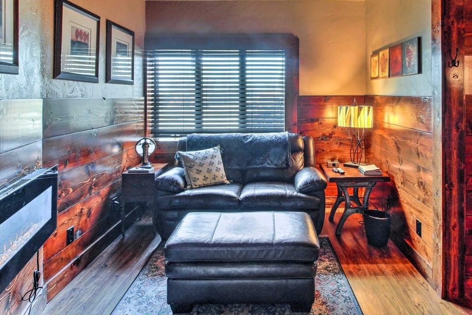 Peace & Quiet on Alpaca Farm! Paola Studio Apartment in Ozark Mountains
