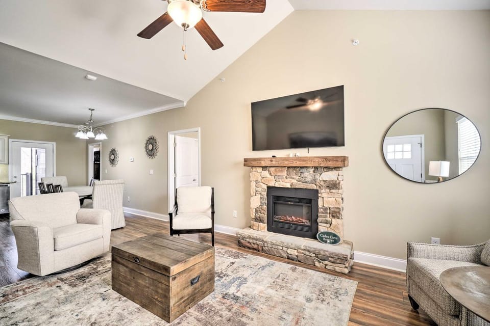 Chic Townsend Condo w/ Saltwater Pool! House in Sevier County
