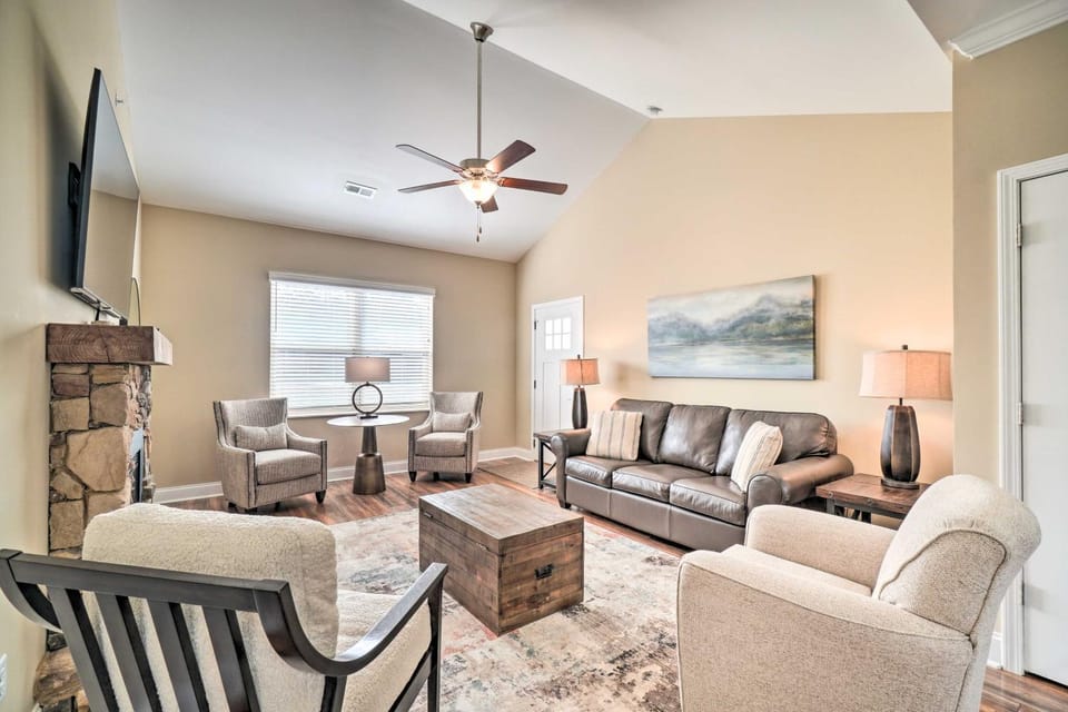 Chic Townsend Condo w/ Saltwater Pool! House in Sevier County