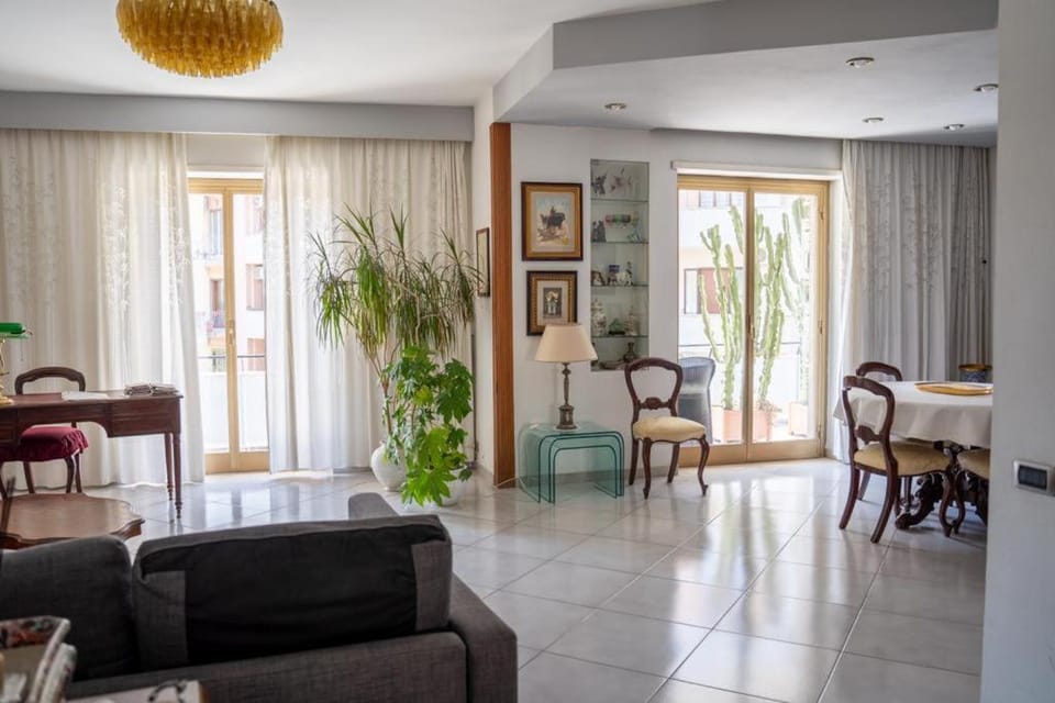 Super Elegante Napoli Centro con posto auto e wifi veloce Apartment in Naples