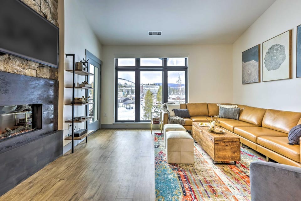 Condo w/ Mountain Views in Heart of Downtown! House in Fraser