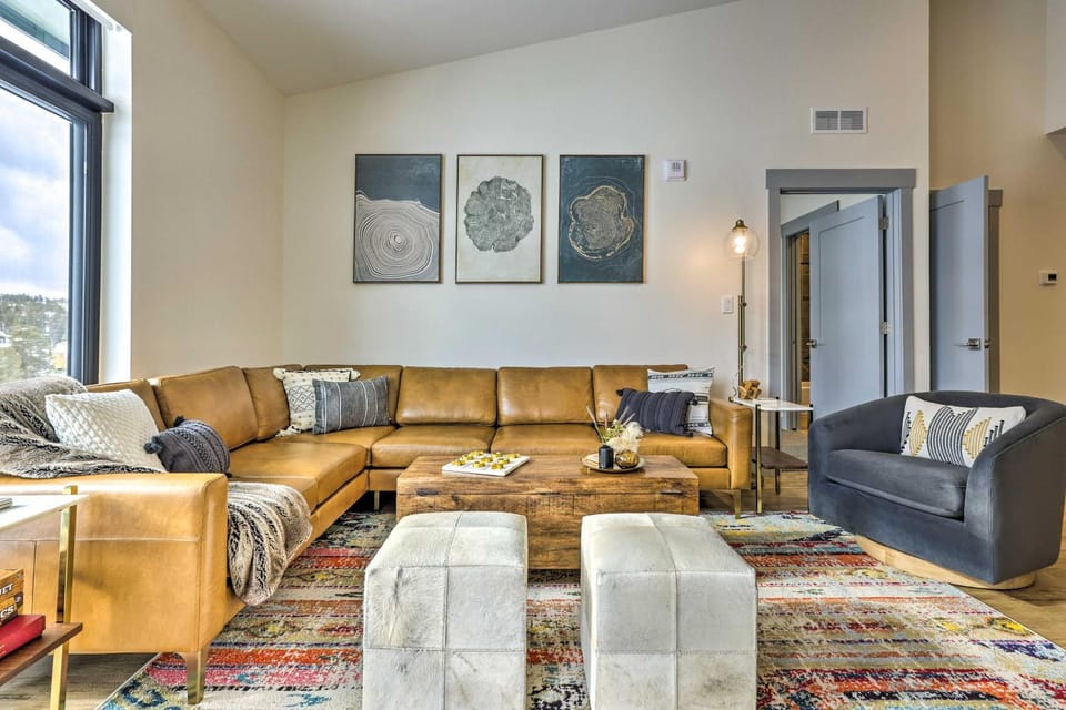 Condo w/ Mountain Views in Heart of Downtown! House in Fraser