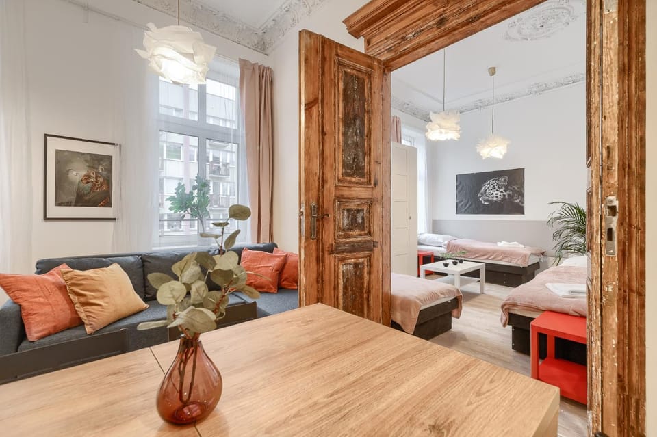 Bed, TV and multimedia, Living room, Photo of the whole room, Seating area, Dining area, Bedroom